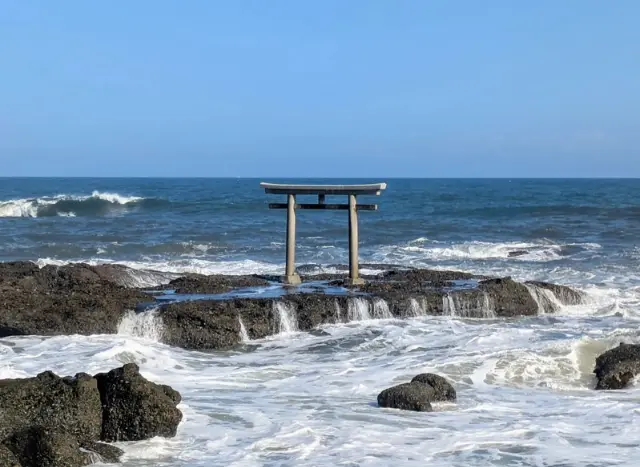 私が実際に撮影した 大洗磯前神社神の海の上に建つ鳥居