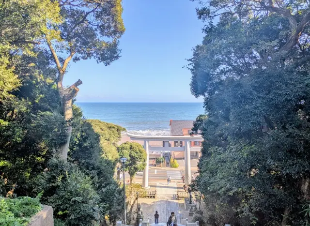私が実際に撮影した 大洗磯前神社神の階段の上から見た海